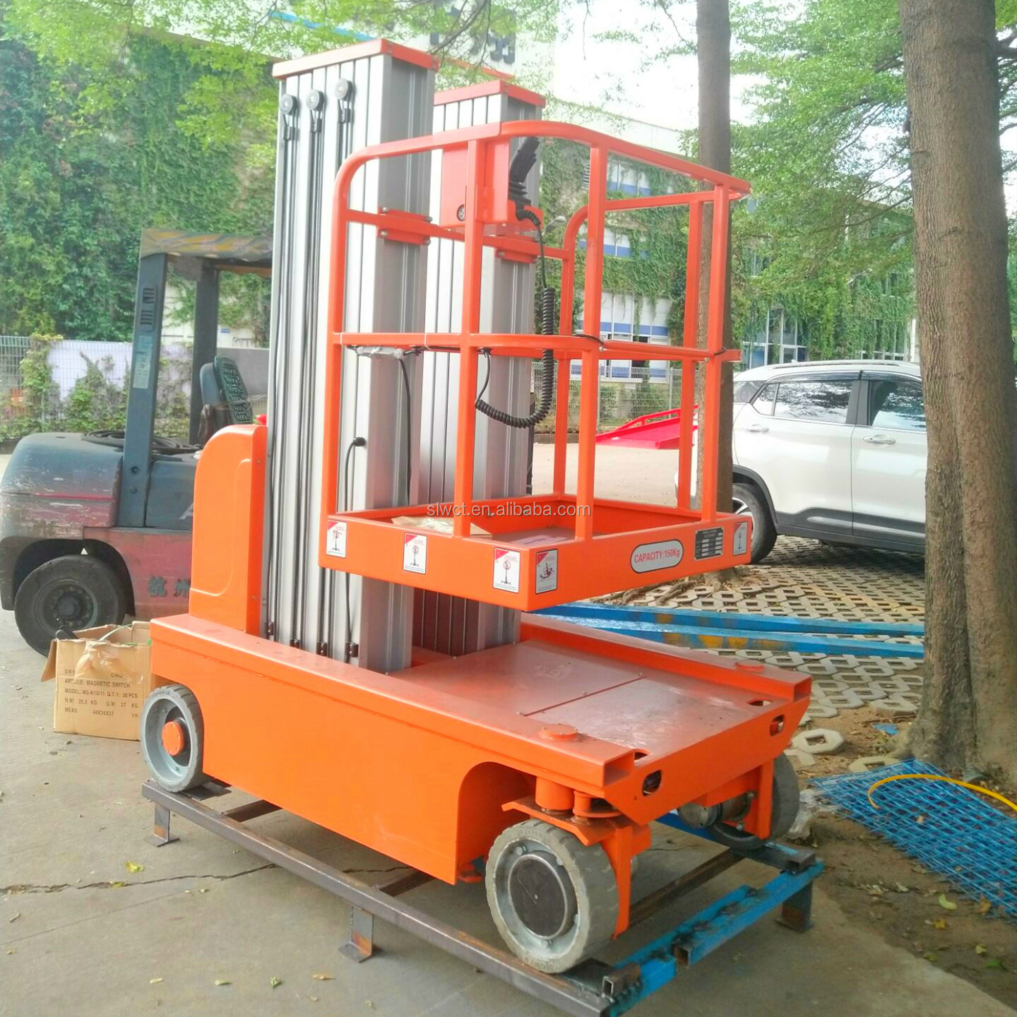 Self propelled mast lift platform electric aerial person working platform