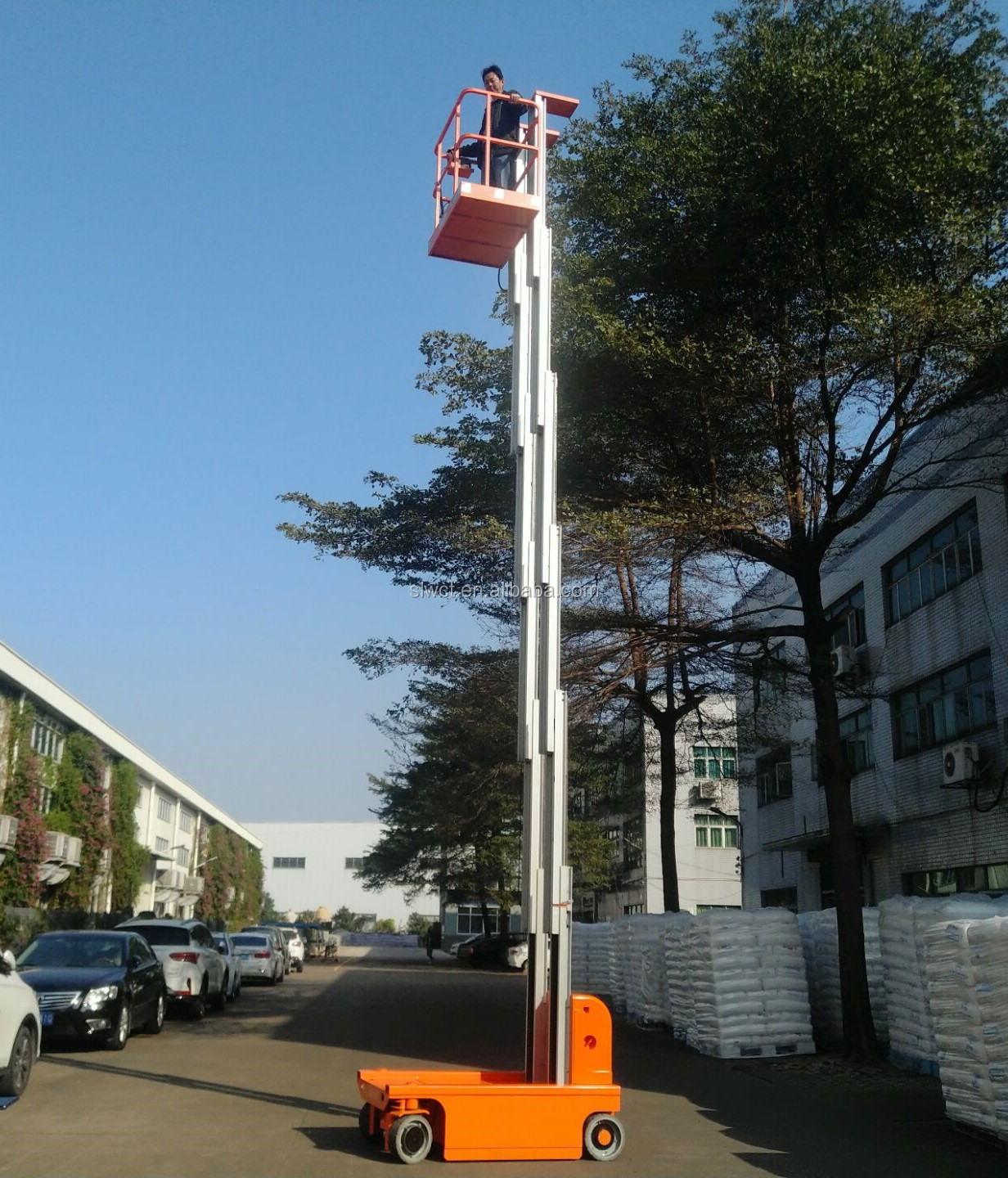 Self propelled mast lift platform electric aerial person working platform