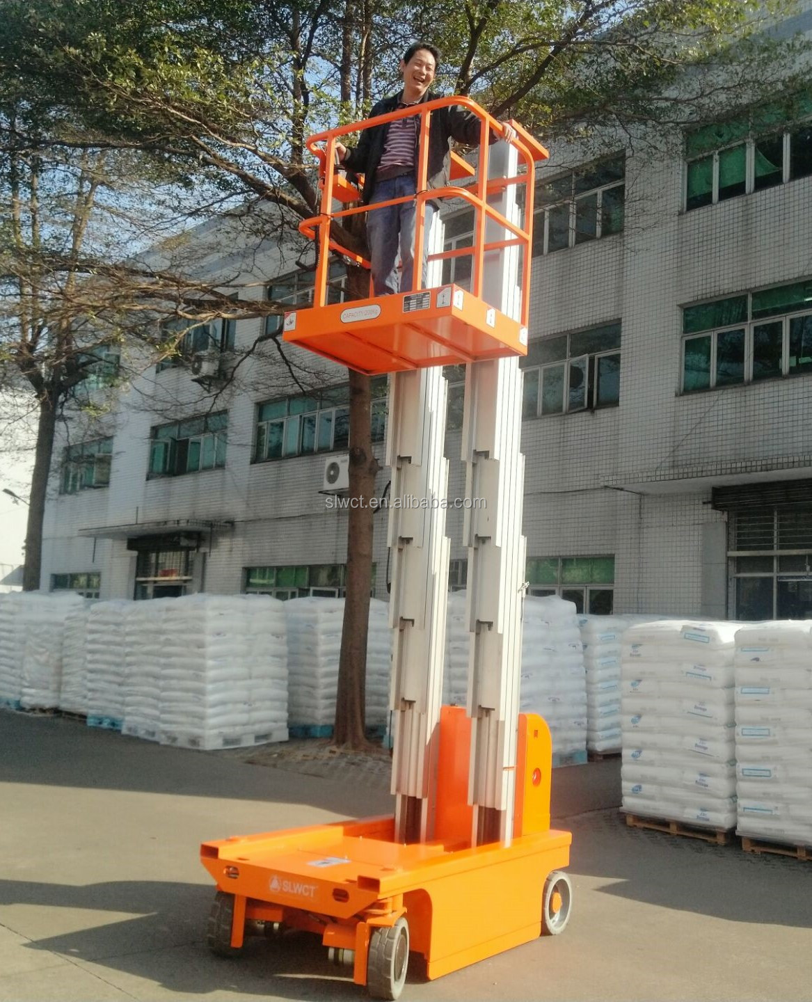 Self propelled mast lift platform electric aerial person working platform