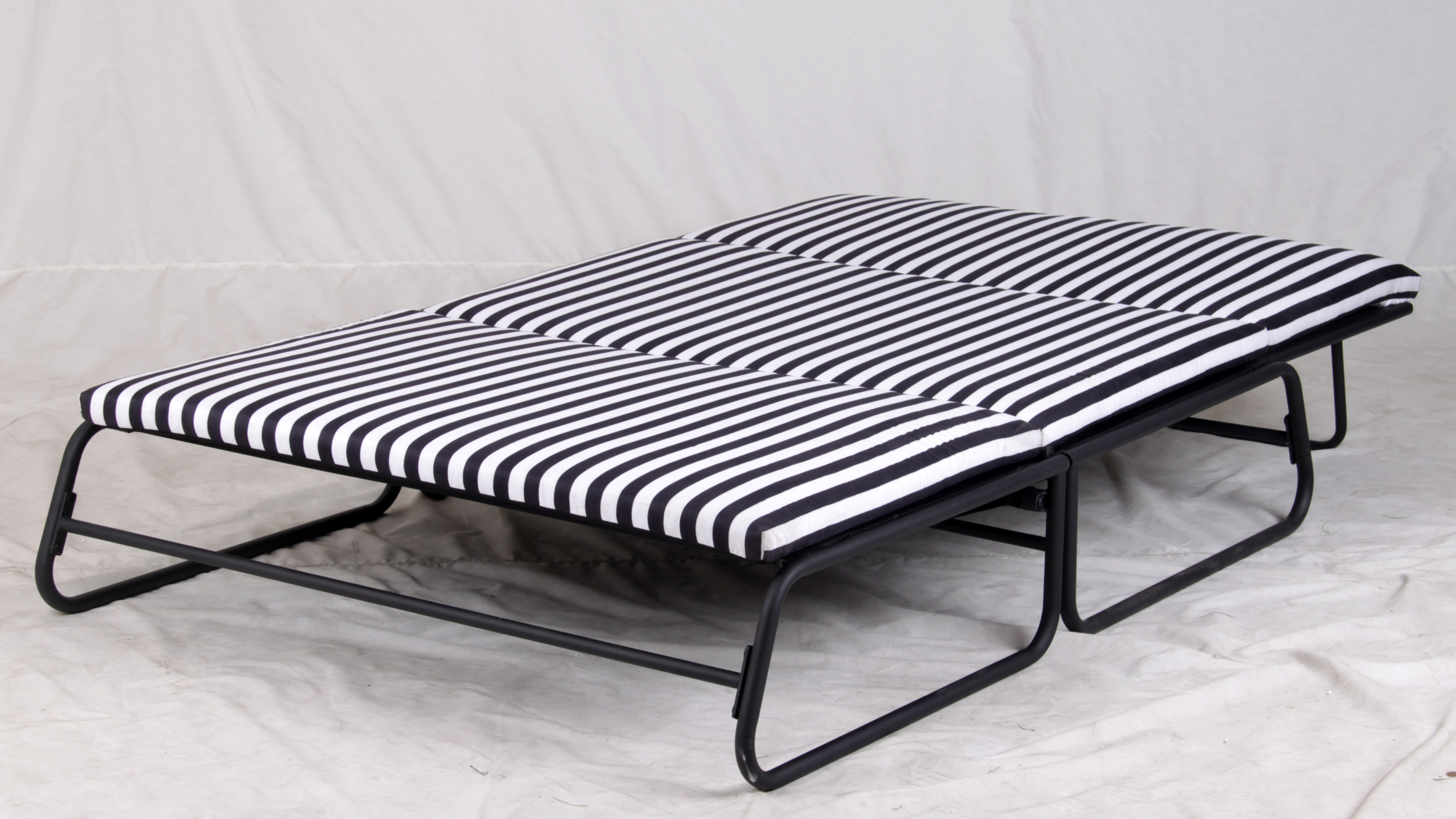 White and Black Single Sleeper Sofa Chair Outdoor Pool Chair Metal Frame Fold Out Beach Chair