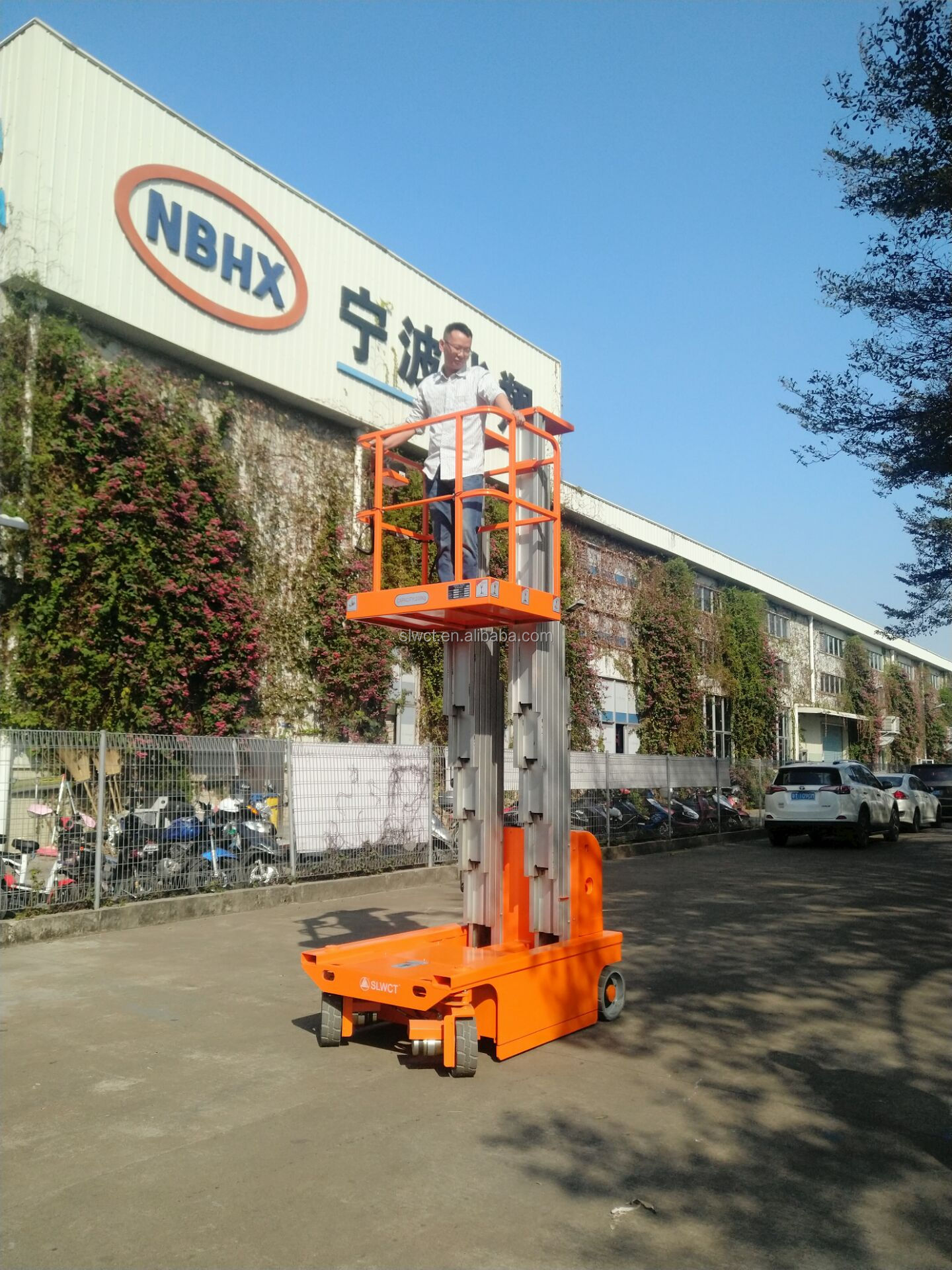 Self propelled mast lift platform electric aerial person working platform