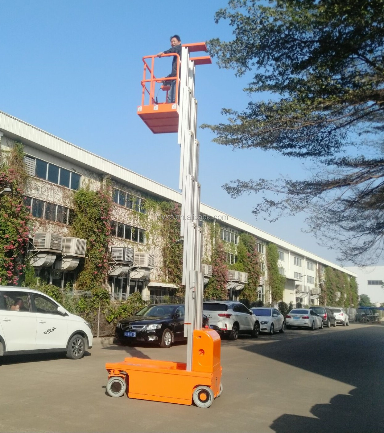 Self propelled mast lift platform electric aerial person working platform