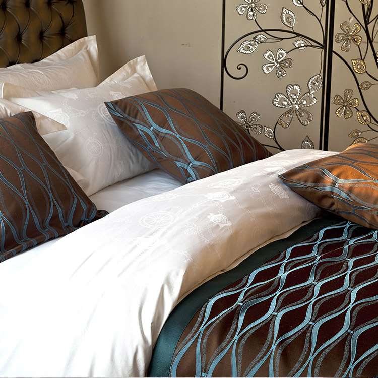Luxury hotel bedding set bed runner with unitized cushion
