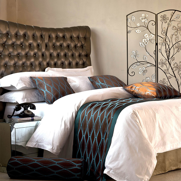Luxury hotel bedding set bed runner with unitized cushion