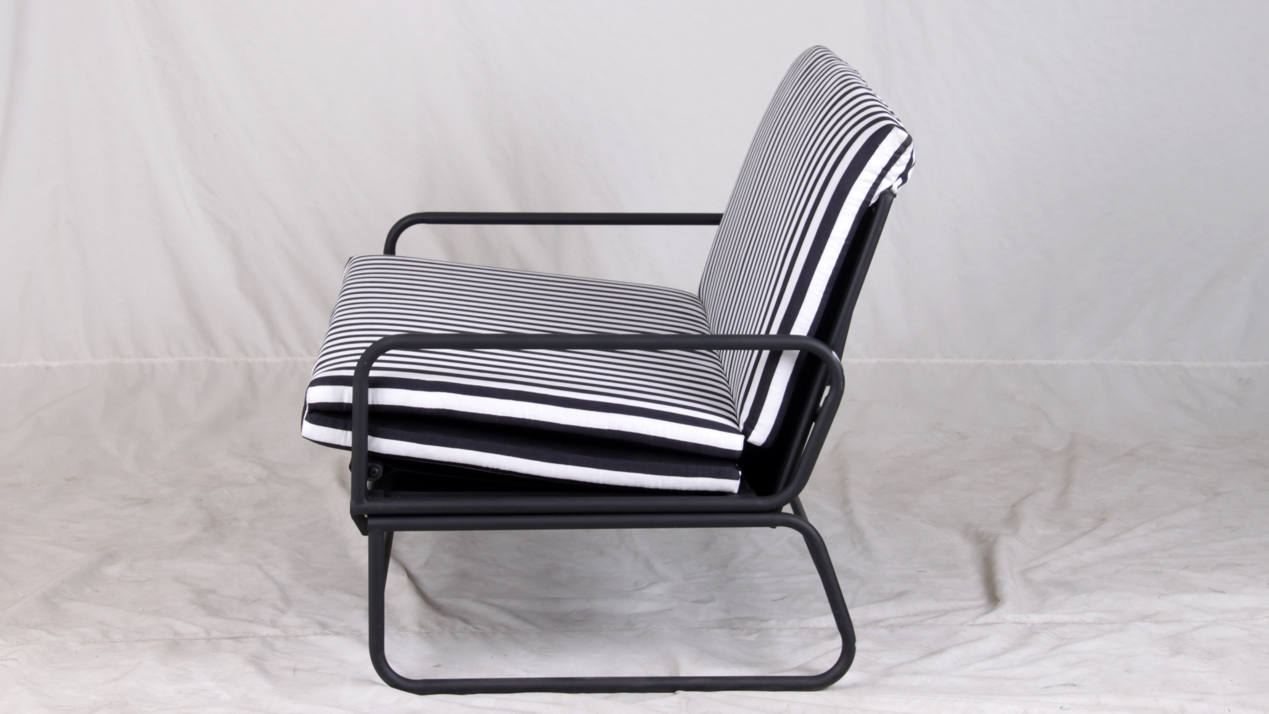White and Black Single Sleeper Sofa Chair Outdoor Pool Chair Metal Frame Fold Out Beach Chair