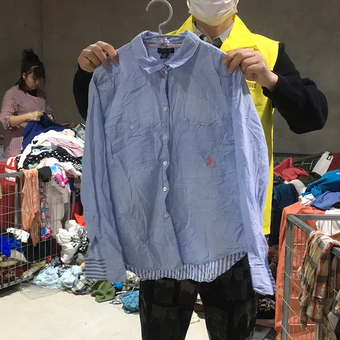 Китайский поставщик, оптовая продажа, одежда б/у, новинка, чистые старые смешанные женские мужские рубашки, тюки, 45 кг, одежда