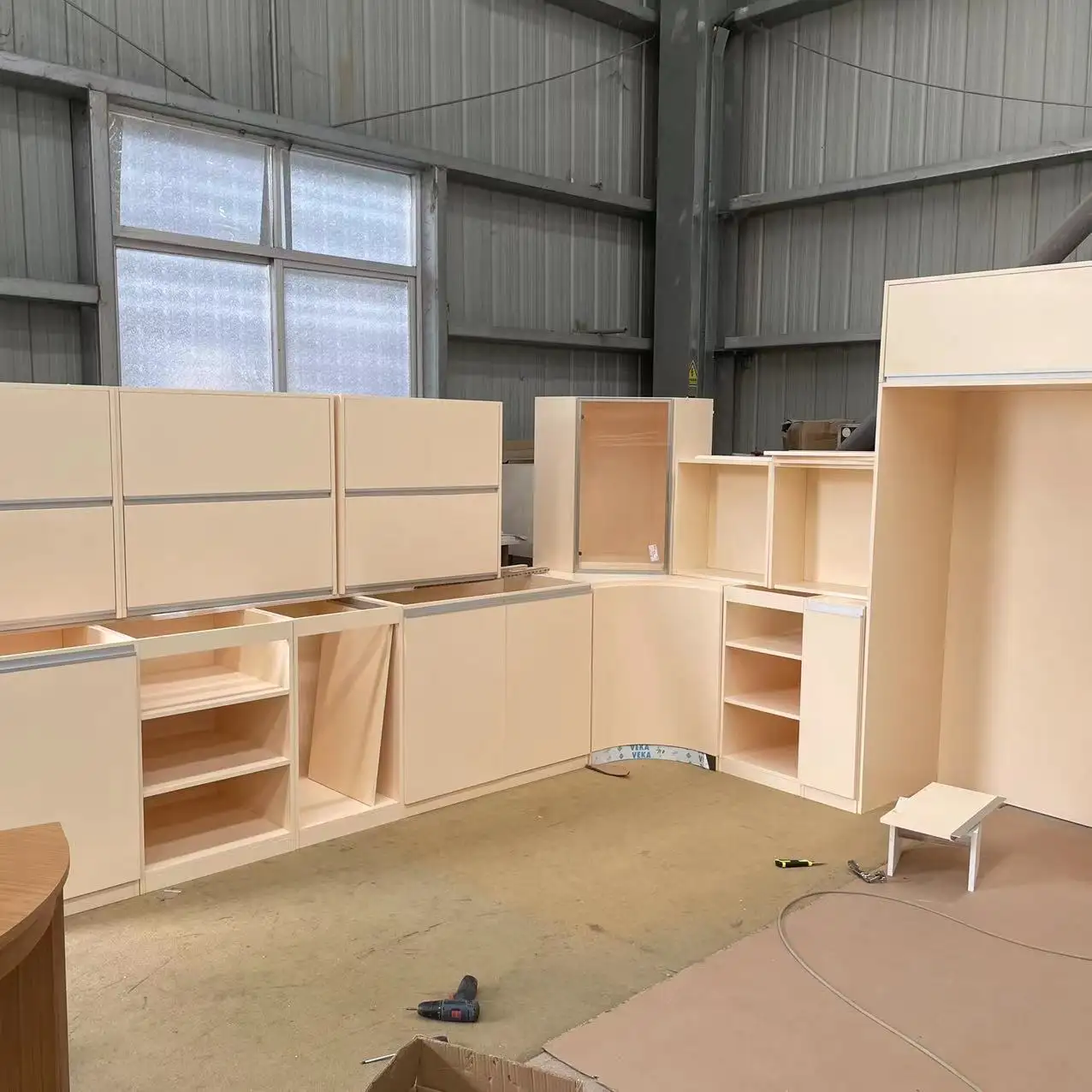 Бежевые кухонные шкафы из массива дерева для изготовления на заказ от производителя