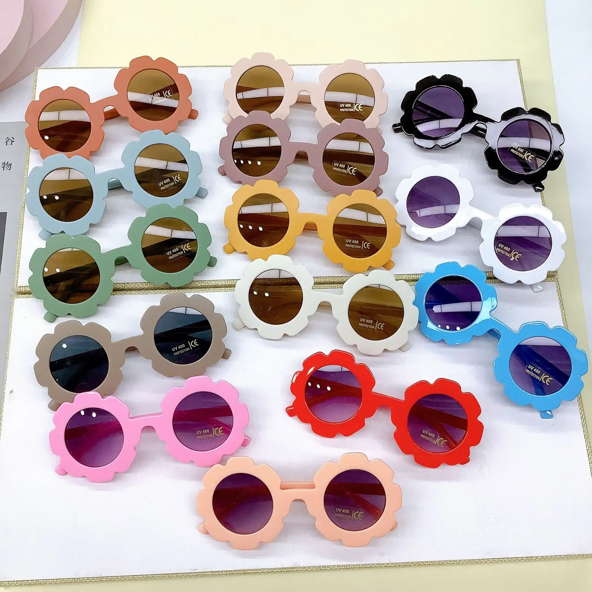 В наличии матовые блестящие очки карамельного цвета UV400 Солнцезащитные очки для маленьких детей девочек круглые оправы из поликарбоната солнцезащитные очки с цветами для детей