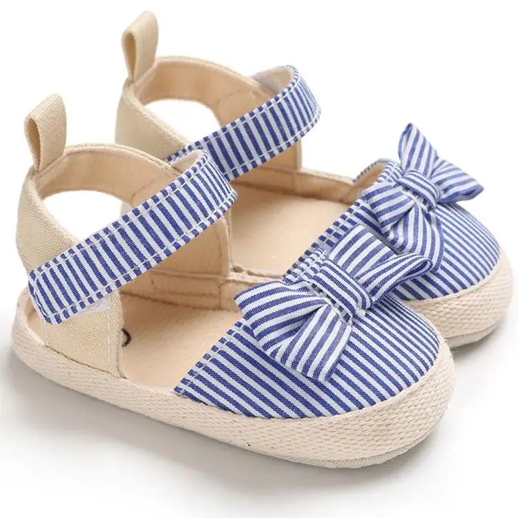 Летняя обувь для первых прогулок для малышей на мягкой подошве, детские сандалии в полоску с бантом, Нескользящие кроссовки
