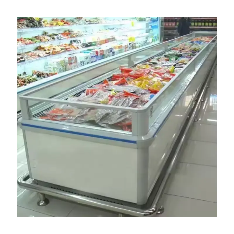 Замороженный глубокий морозильник в супермаркете