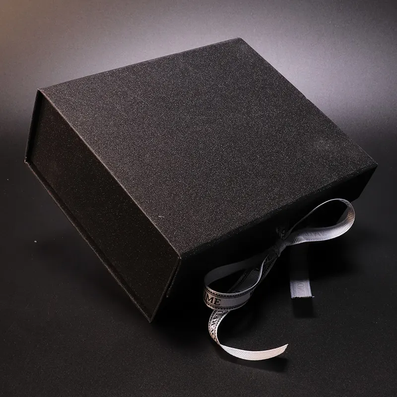 Изготовленный на заказ Логотип Печатный жесткий черный картон Магнитная застежка одежда/упаковка для одежды подарочная коробка