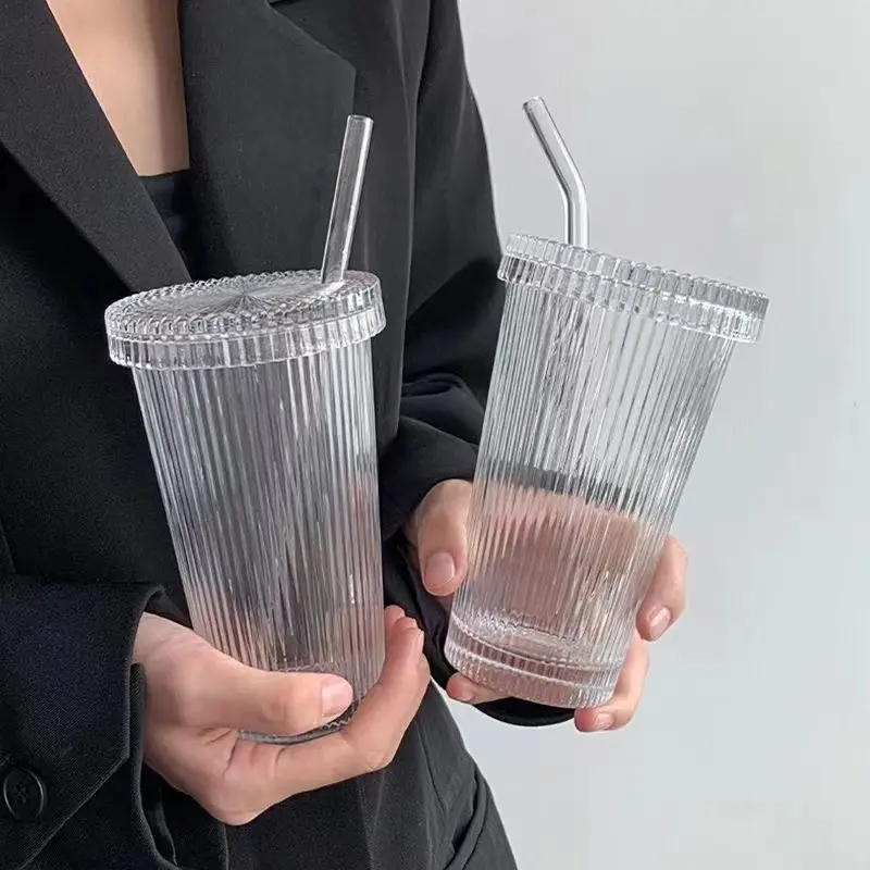 Простая ребристая стеклянная чашка с вертикальными полосами, стеклянная бутылка для питья с наклонной высотой, кружка для кофе с трубочкой