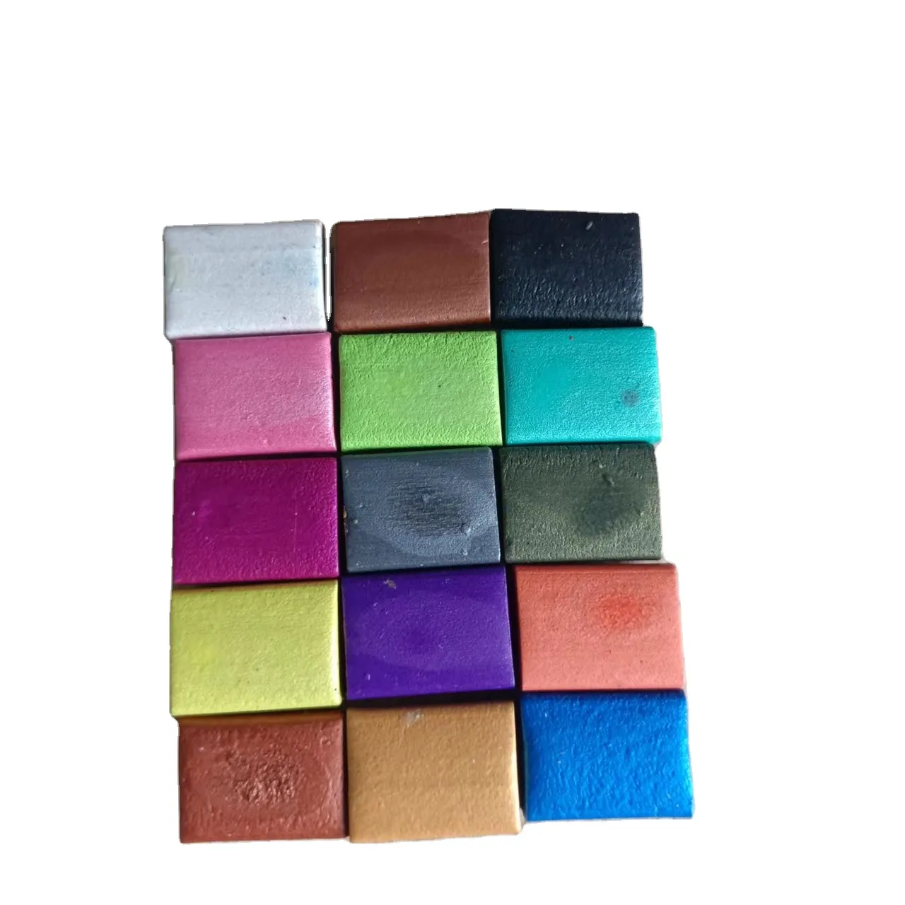 Разноцветные художественные акварельные краски в крупной упаковке