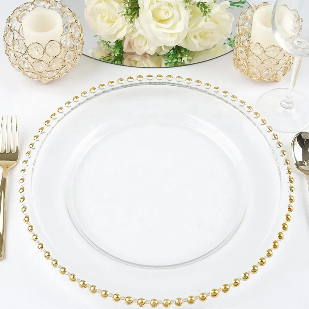 Оптовая продажа, Многоразовые прозрачные акриловые тарелки для зарядного устройства 13 дюймов с золотым бисерным ободом для свадьбы, дня рождения, ужина, столовые тарелки