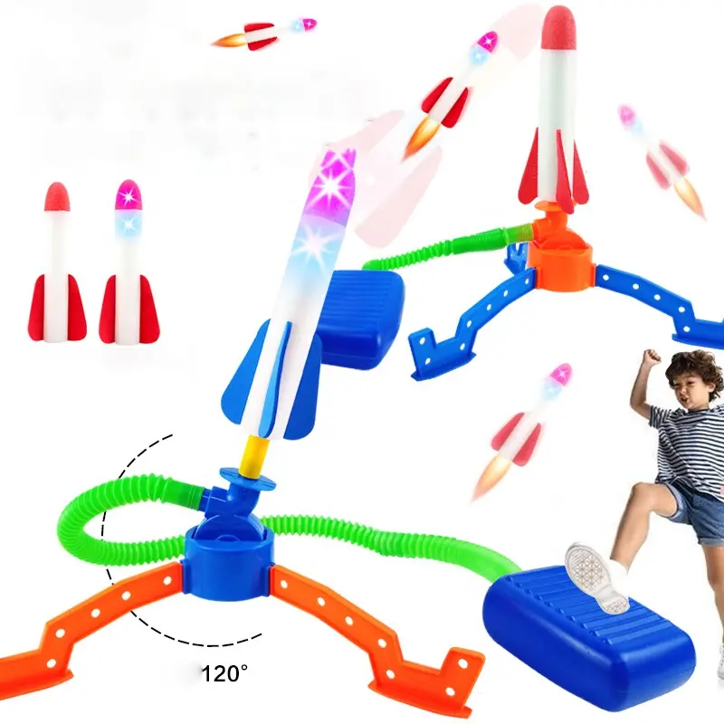 Детские ноги наступят на небольшую ракету, которая взлетает в небо на открытом воздухе светящаяся катапульта, которая летит в небо, мигая ракетой