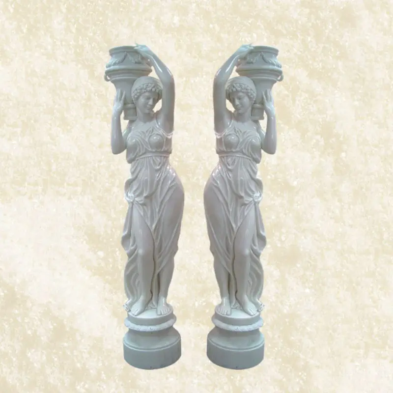 Старинная греческая статуя из камня с вазой