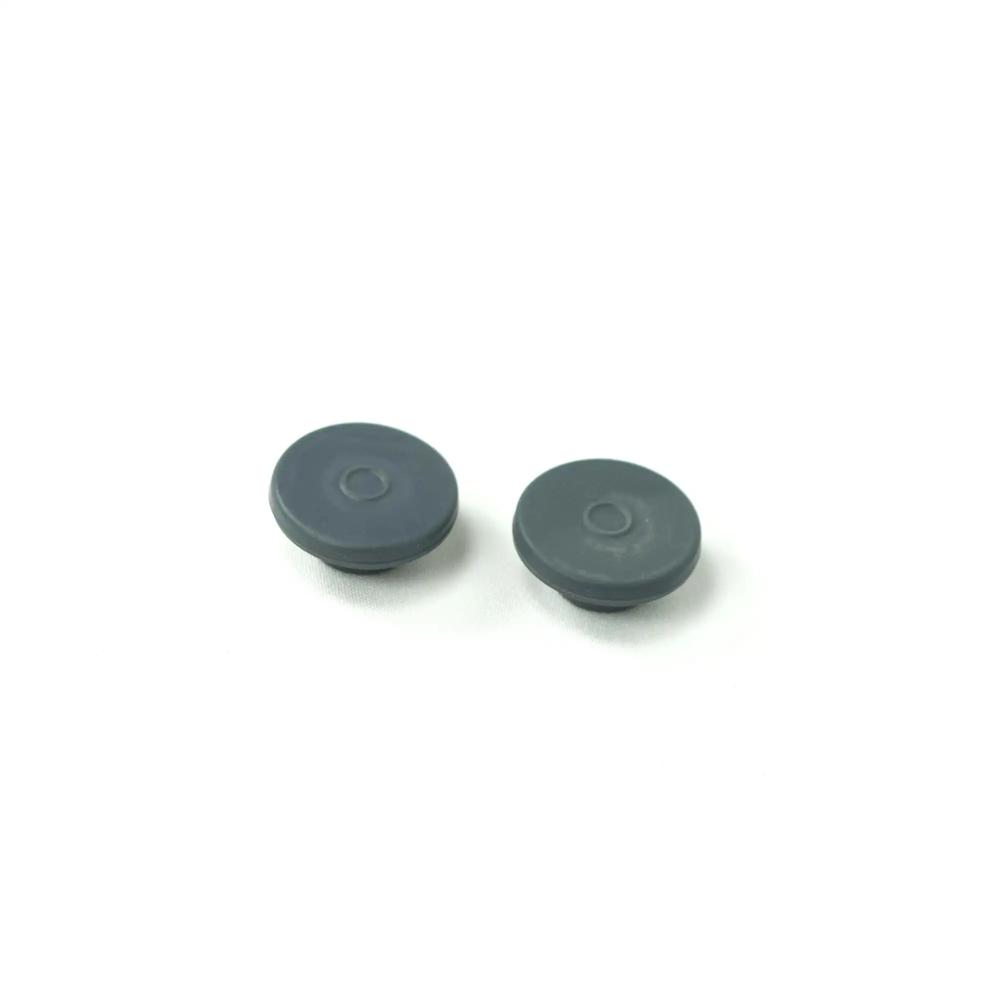 Factory supply 13mm 20mm 32mm Sterile Glass Bottle Butyl Rubber Stopper for glass vials plug cap rubber supplier