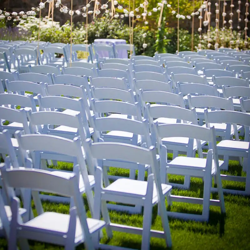 Складные пластиковые стулья белого цвета для свадьбы, банкета, мероприятия