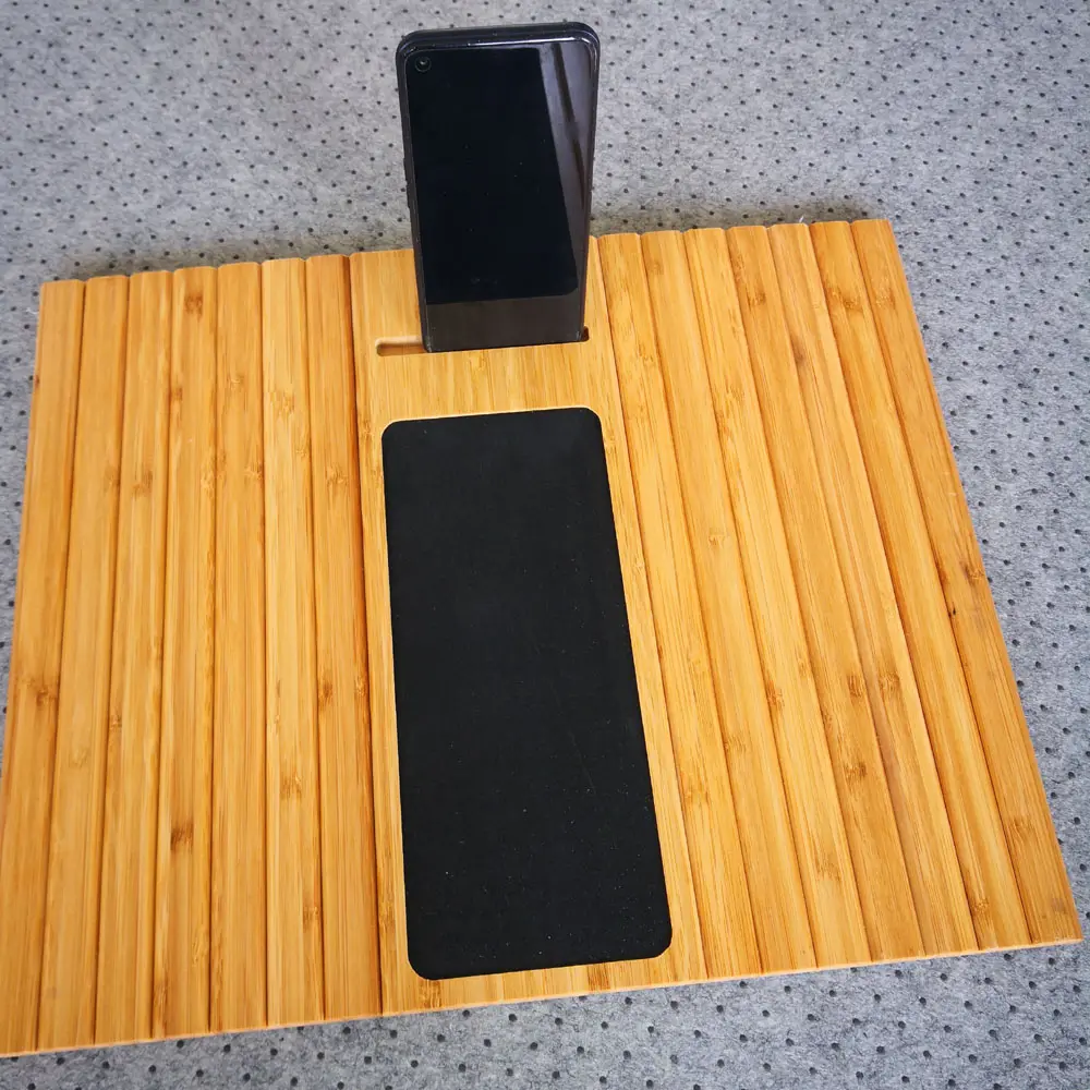 Поднос для дивана из натурального бамбука с противоскользящей подкладкой и отделением для ячеек