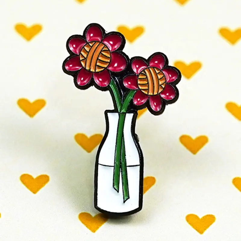 Оптовая продажа по индивидуальному заказу, логотип шляпы, милая окрашенная металлическая мягкая эмалированная булавка для лацкана с цветком из аниме