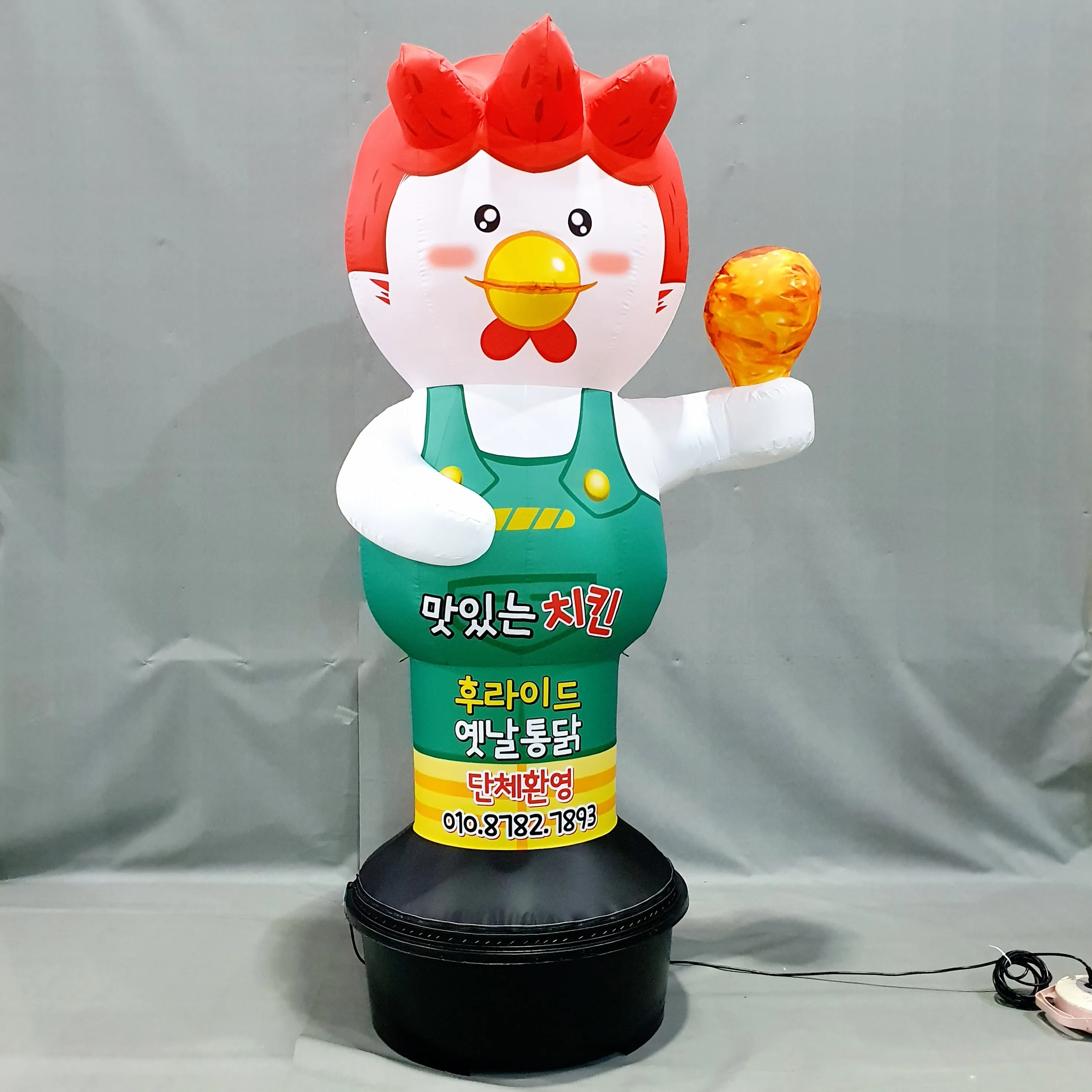 [3D надувной знак] рекламная акция курицы, предлагаемая г-ном теплая курица в зеленых подтяжках