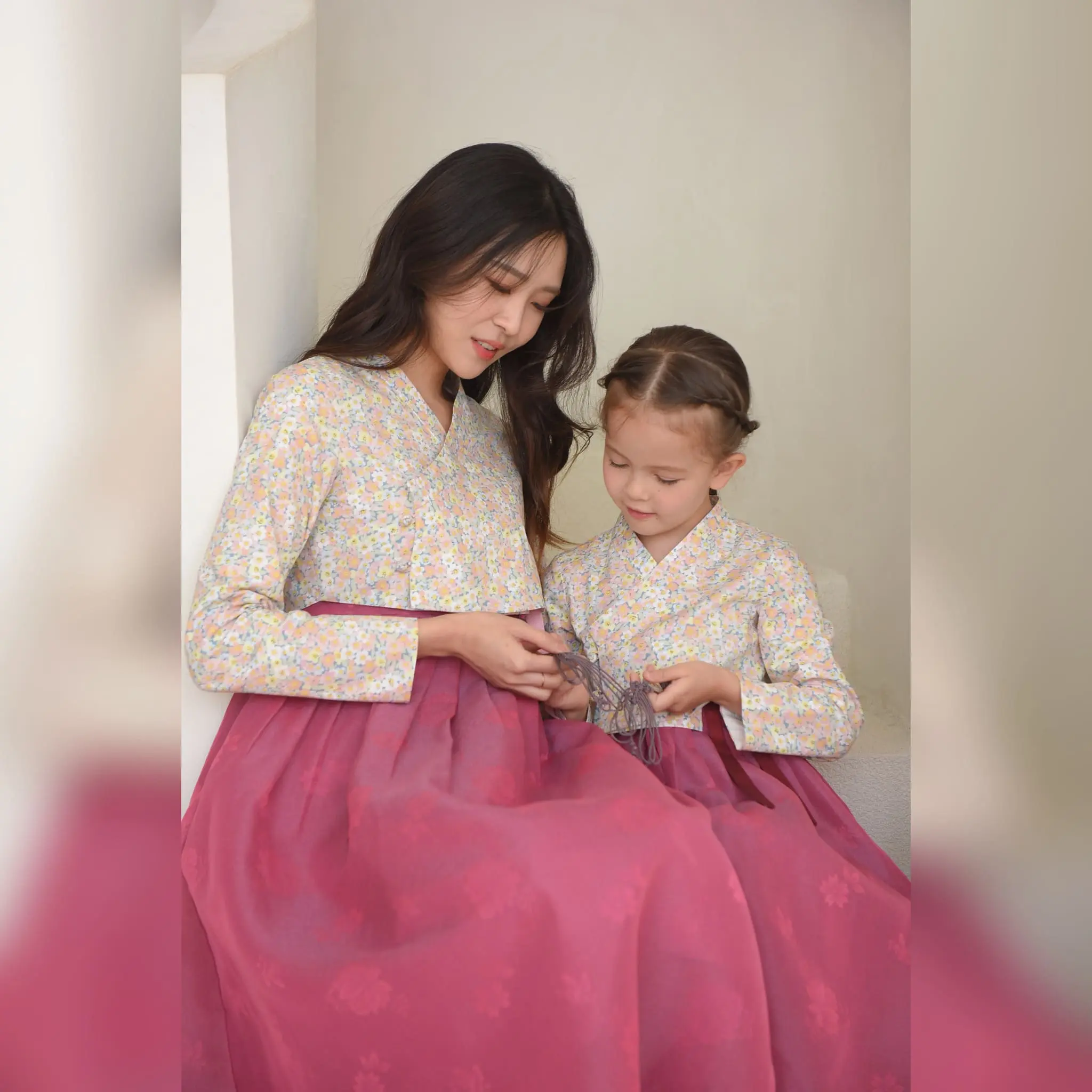 Детское традиционное платье без рукавов Hanbok Sunshine Blossom Jeogori