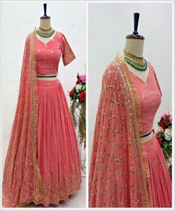 传统的Dori作品Lehenga Choli合奏，庆祝印度文化的丰富遗产和艺术性，完美