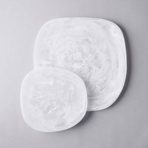 最优惠价格2025新设计树脂零食服务托盘彩色餐具和家庭办公室礼品盘子