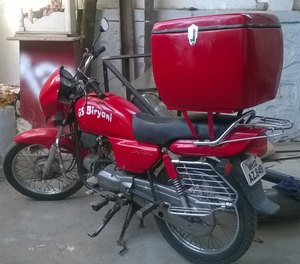 大きな赤い配達ボックスガラス繊維オートバイ配達ボックスホットフードバイク配達用新しいスタイルをカスタマイズ可能