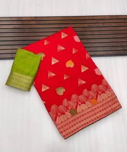 Rot bedruckter <span class=keywords><strong>Saree</strong></span> mit weißer Baumwoll bluse für einfache Hochzeits feier tragen Frauen