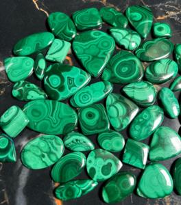 תערובת מלכיט טבעי <span class=keywords><strong>cabochon</strong></span> עבור תכשיטים בחניון מלכיט סיטונאי במחיר הטוב ביותר עבור טבעות עגילים מתנות