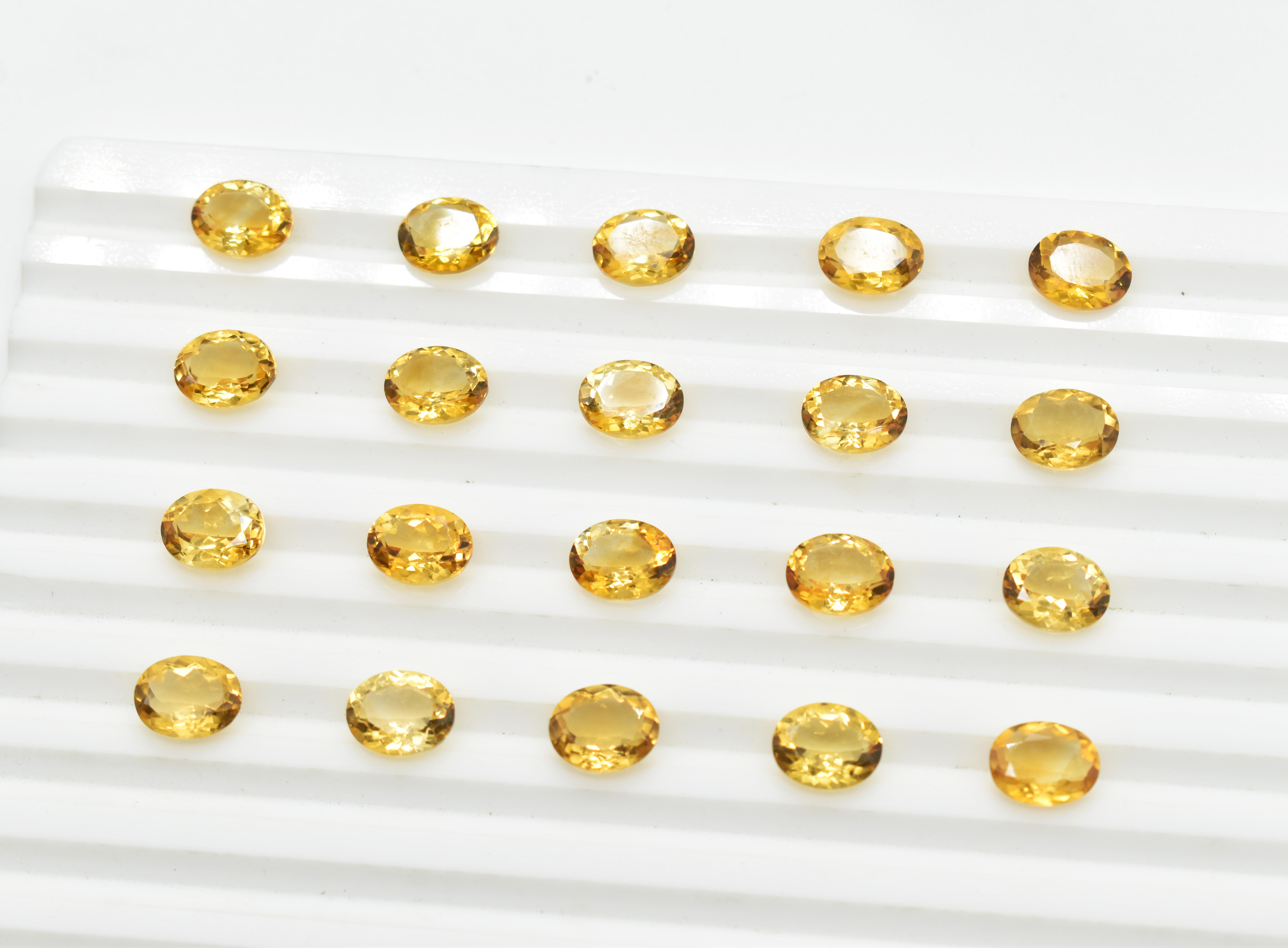 สีเหลือง