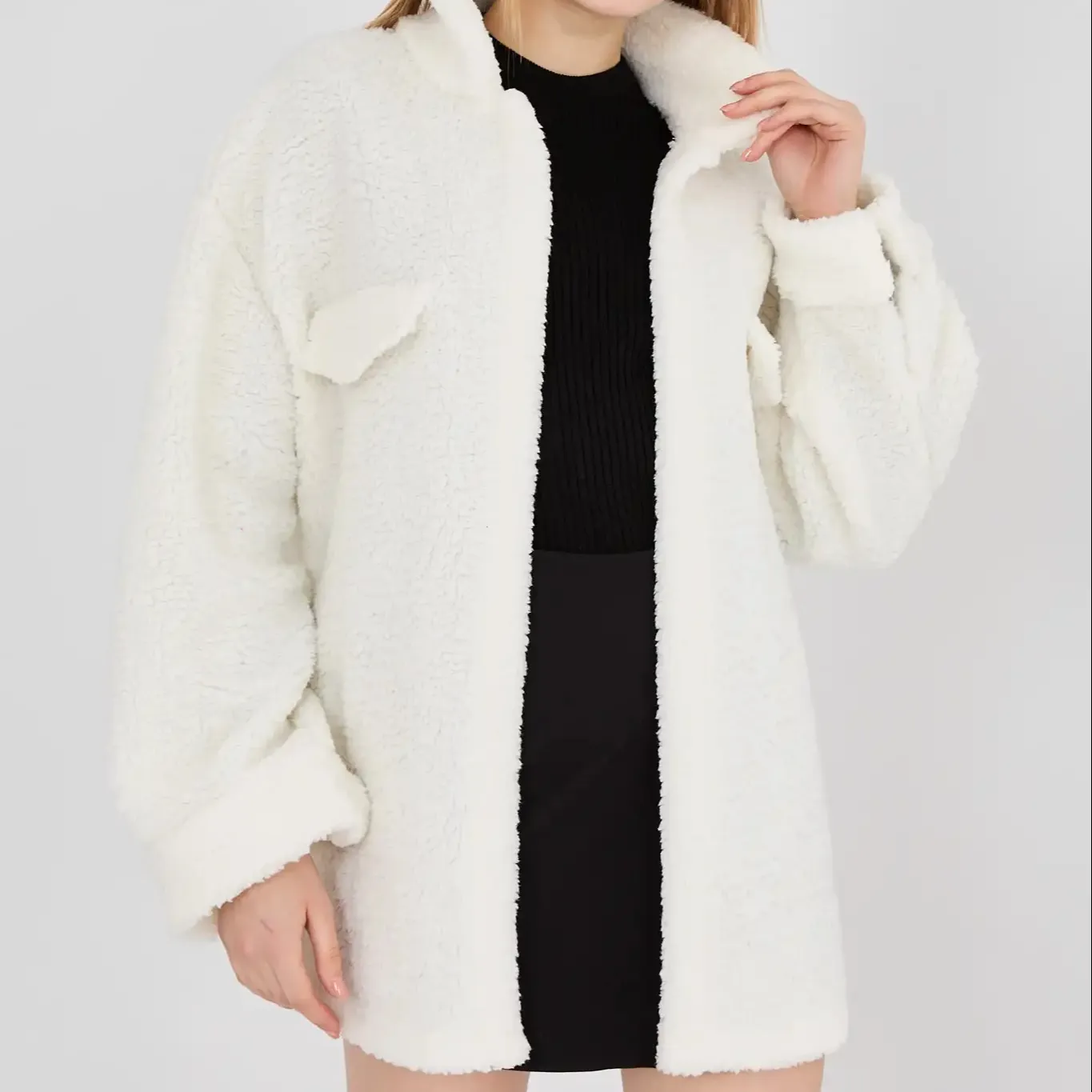 Manteau en peluche boutonné blanc Bouton en tissu en peluche Manteau détaillé en fourrure blanche détaillé Pratique