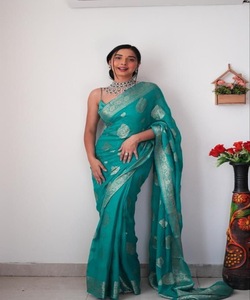 Rot bedruckter <span class=keywords><strong>Saree</strong></span> mit weißer Baumwoll bluse für einfache Hochzeits feier tragen Frauen