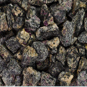Hochwertiger natürlicher Rubin <span class=keywords><strong>in</strong></span> <span class=keywords><strong>Matrix</strong></span>-Rohstein-Rohstein mineralien für den Großhändler für Naturstein heilung kristalle rohen Edelsteinen