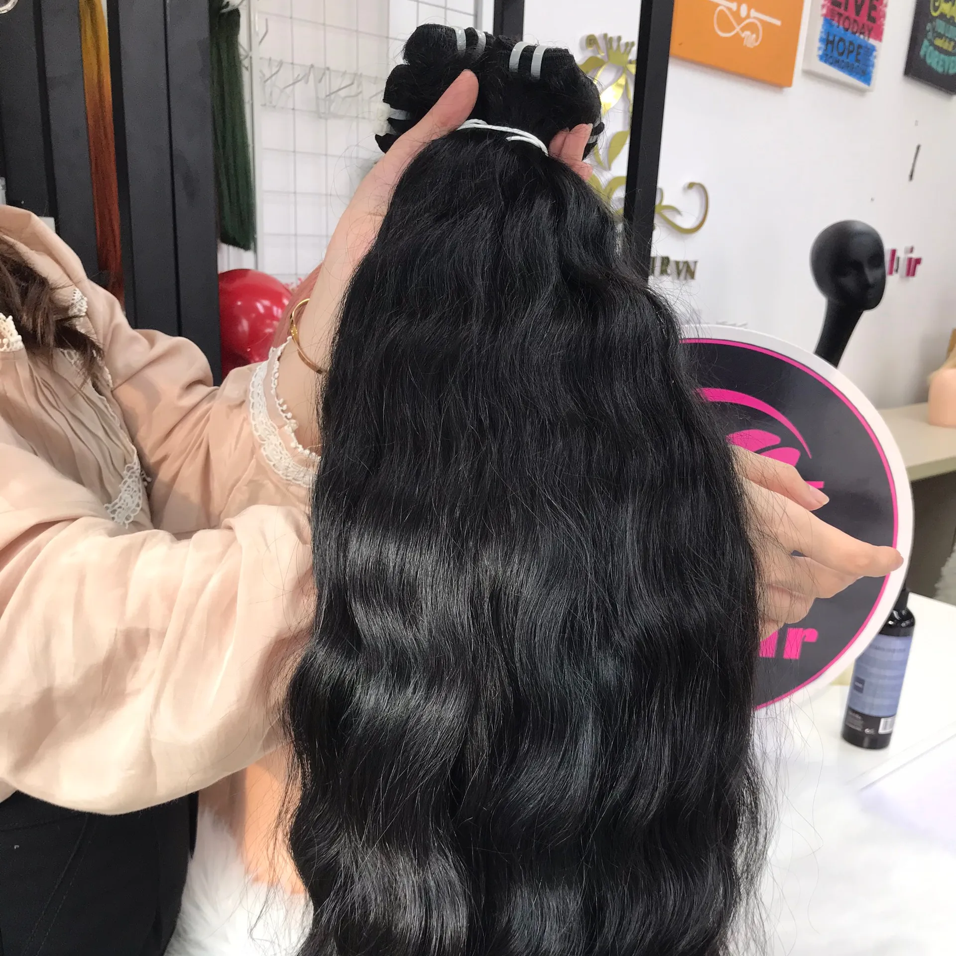 Cheveux vietnamiens bruts de meilleure qualité directement du temple vietnamien 100% texture et couleur naturelles ondulées brutes non transformées