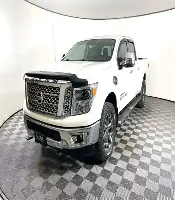 2017 Nissan Titan camioneta Lhd