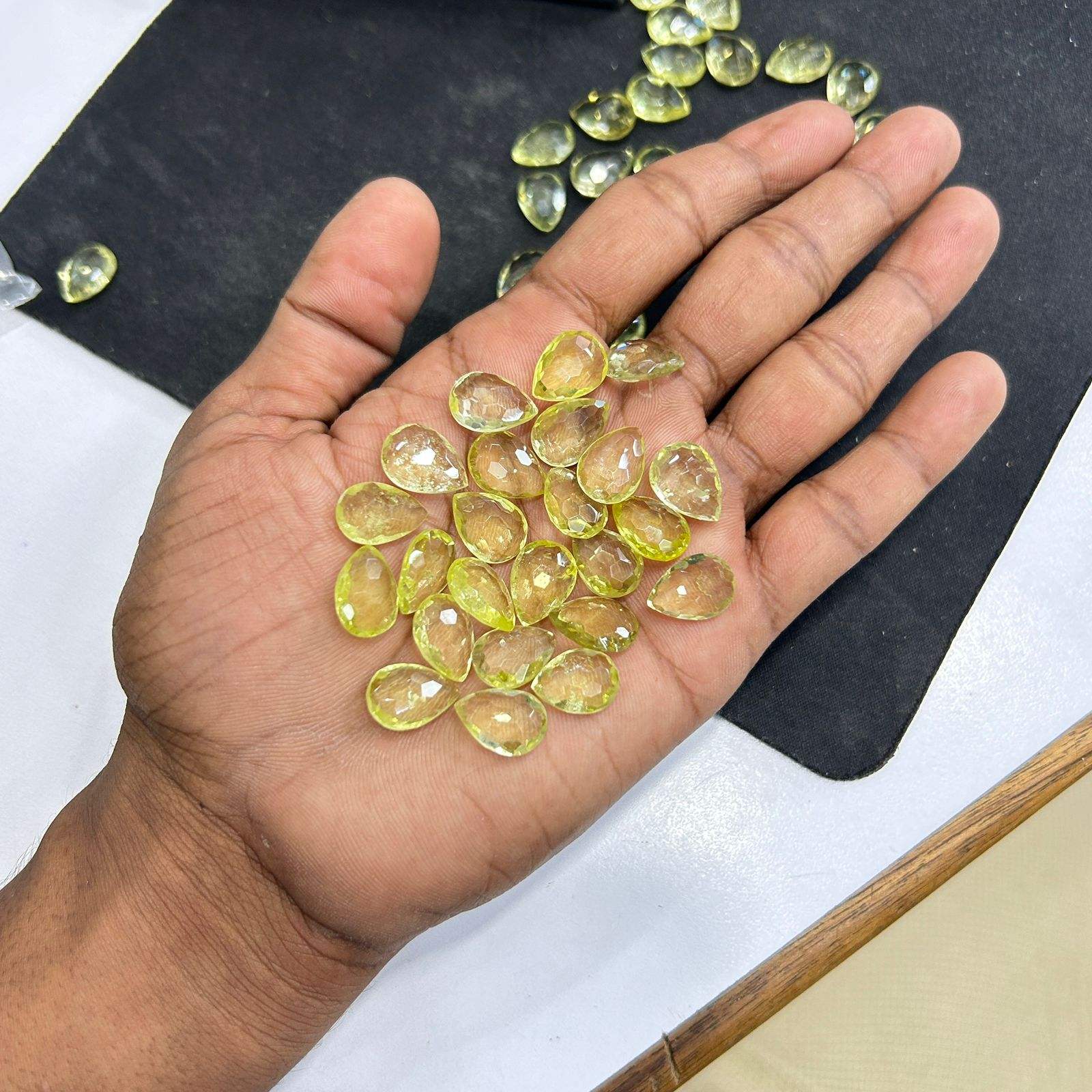 สีเหลือง