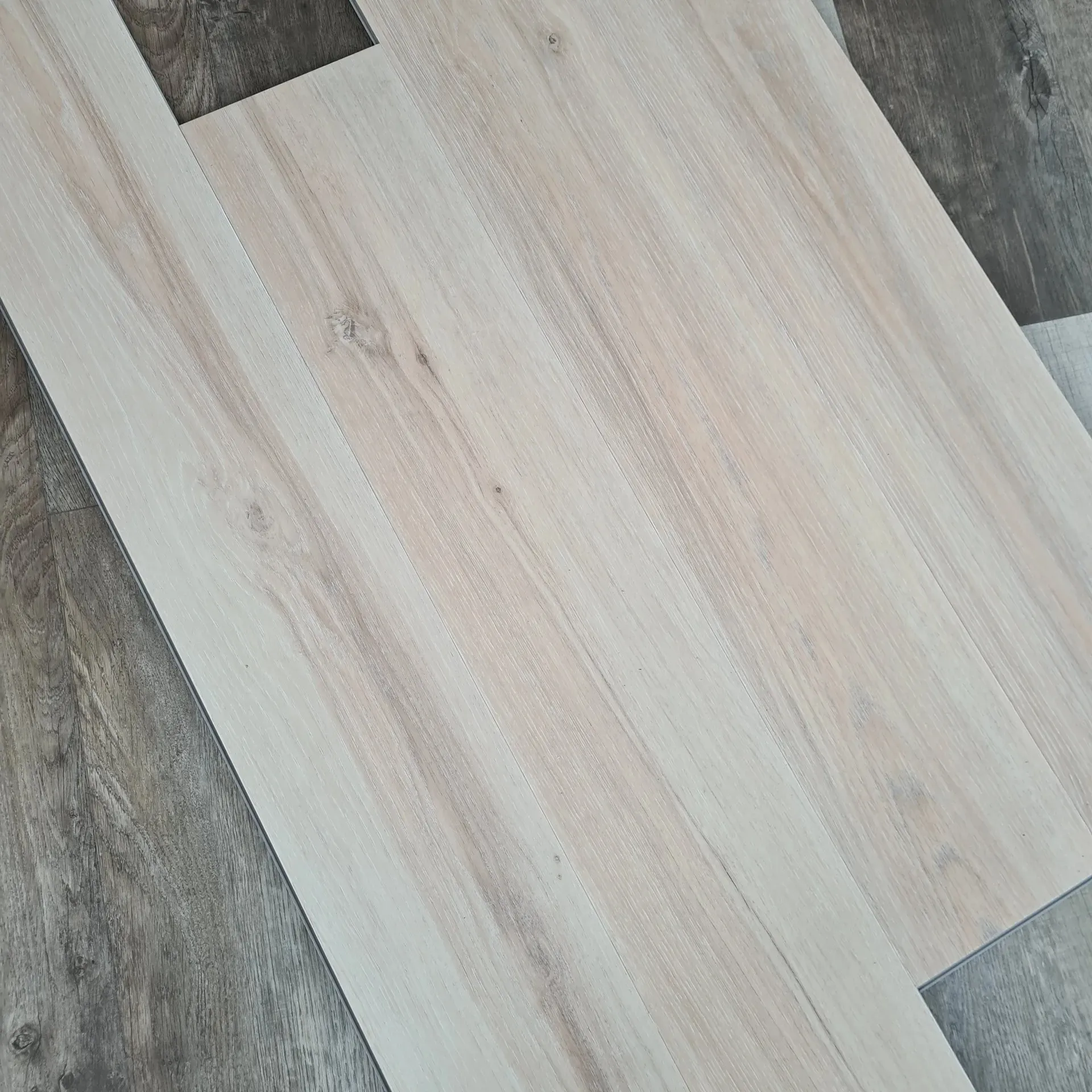 Werks anpassung Wasserdichter Holzmaserung spc Bodenbelag für die Innenausstattung Luxus hochwertiges SPC Steinboden Vinyl