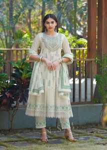 设计师连衣裙纯棉印花Anarkali Kurti长裤 & Dupatta，重刺绣脖子和Shiffli Pandel工作女性时尚