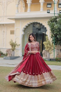 Ağır dizisi işlemeli iş ve masif dantel sınır ile güzel kırmızı renk <span class=keywords><strong>Lehenga</strong></span> bluz sahte çiçeklenme sunulması