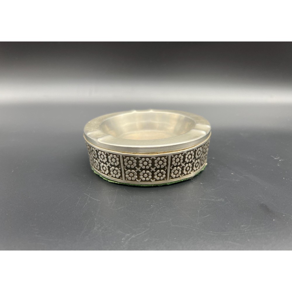 สีเทาอ่อน