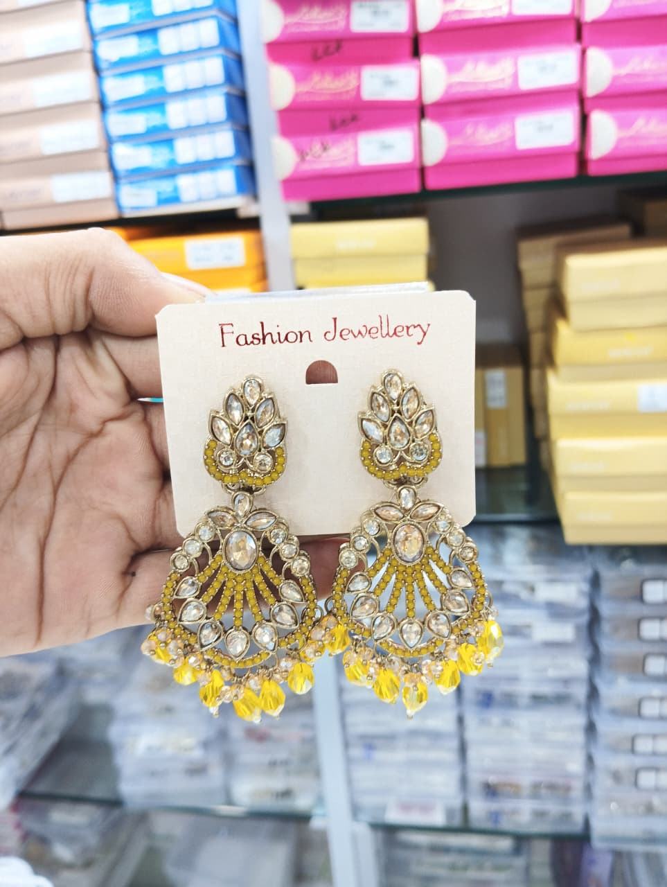 สีเหลือง