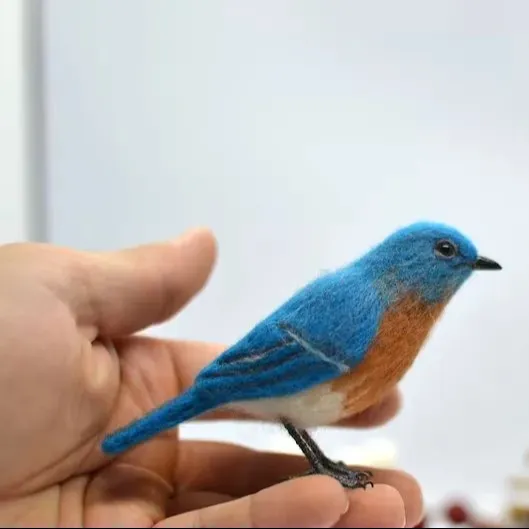 Bluebird de fieltro con aguja hecha a mano: elegancia artística aviar para una decoración encantadora para el hogar, complemento perfecto para su colección
