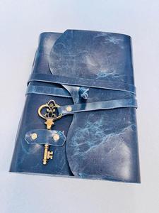 Nova coleção <span class=keywords><strong>Design</strong></span> exclusivo Revistas de couro artesanais com chave com papel vintage dentro em Buff Leather Notebooks com papéis
