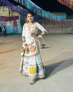ブラックゴールデンKasturiシルク-Georgette Lehngaスパンコール付きドリワークシーケンス & ドリLehenga Choli服 - Product Image 3