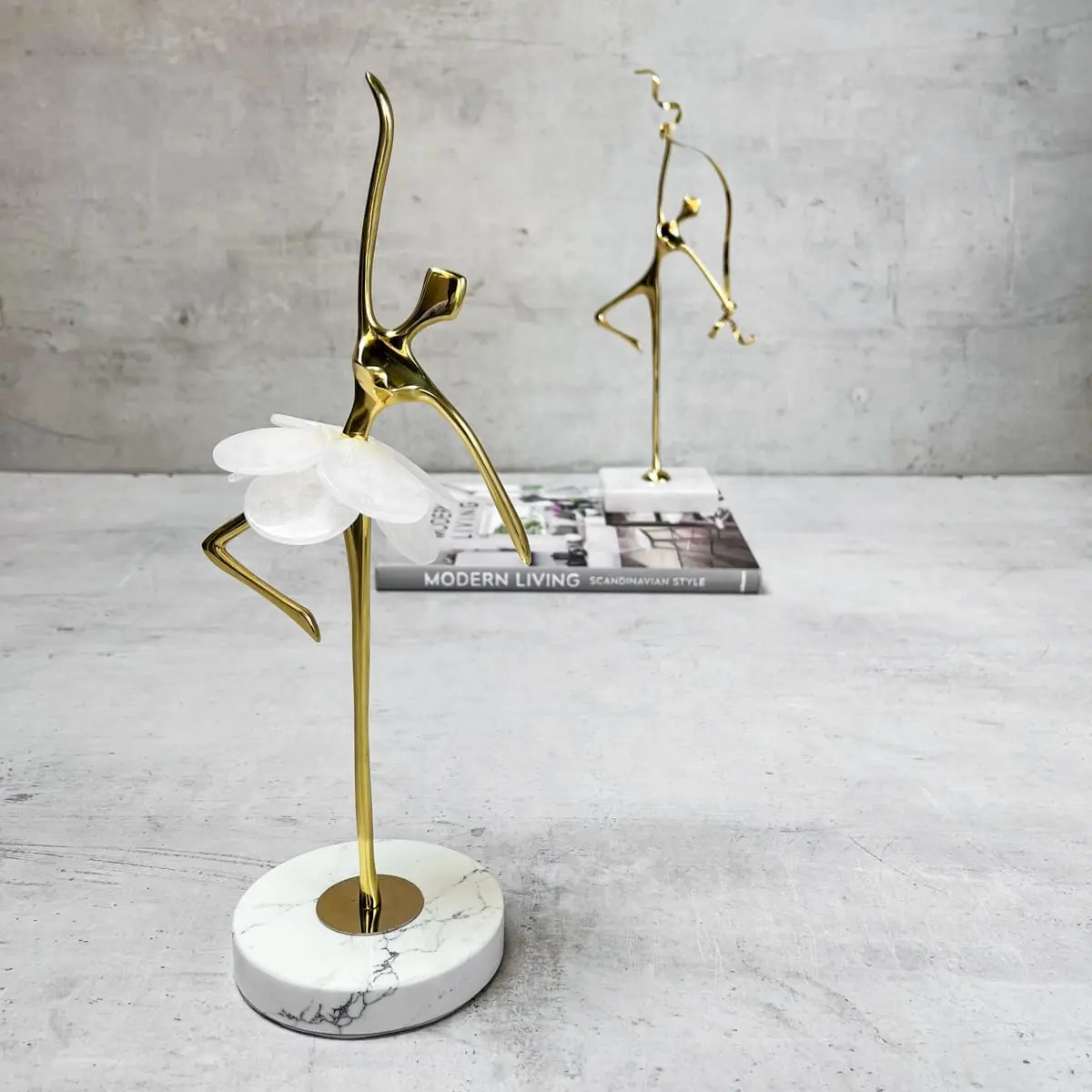 새로운 현대 황동 매끄러운 디자인 홈 악센트 수공예 금속 조각을위한 장식 조각 인간 그림 조각