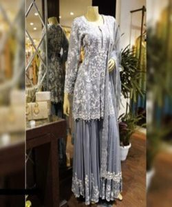 在我们的手工工作服中脱颖而出，以精致的刺绣和复杂的细节为特色，带来一丝优雅。