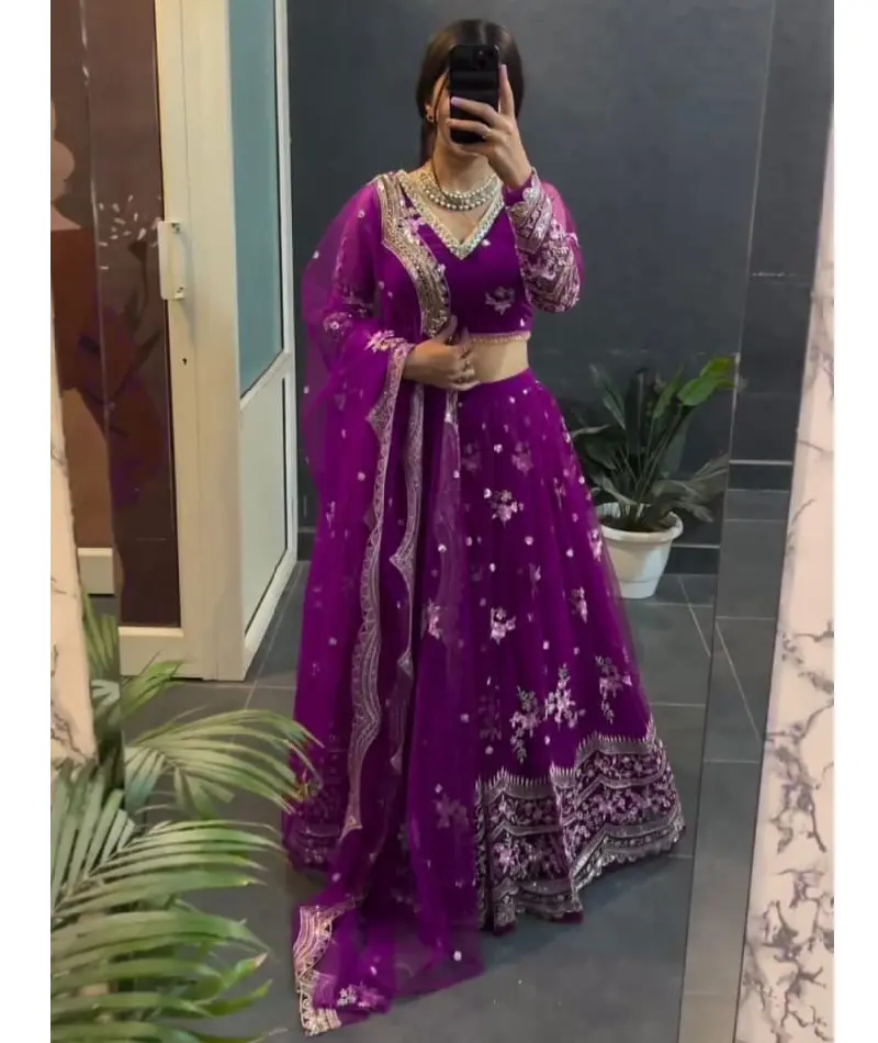 女性のためのインドのドレスとLehengaCholiのトップデザインのウェディングウェアとパーティーの疲れたLehengaCholi