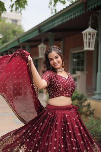 ニースデザイナーの若い女の子Lehnga Choliヘビー刺繍ボーダーユニークなフェスティバル2025年にインドのパキスタンの服を着る